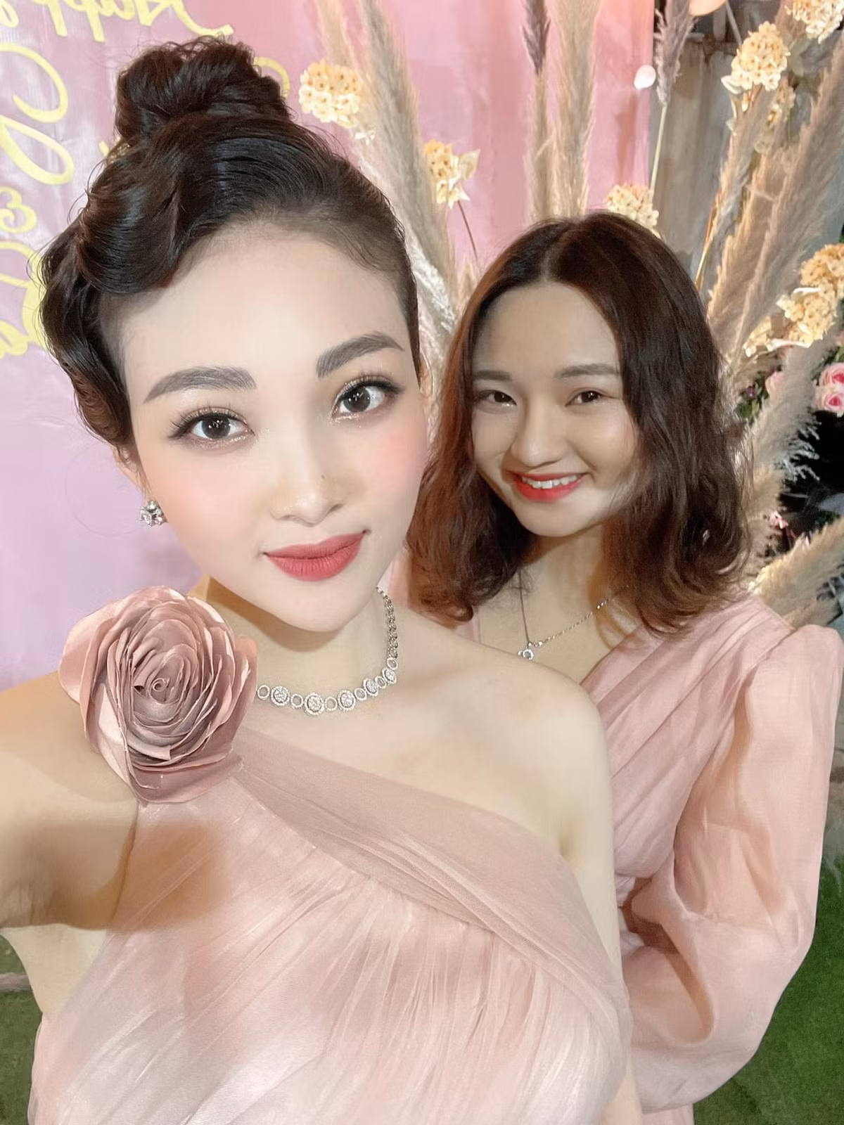 Cô sở hữu vóc dáng thon gọn ngay cả khi mang bầu. Thu Hương sau sinh đã về dáng nhanh, còn đẹp mặn mà hơn cả lúc son rỗi.