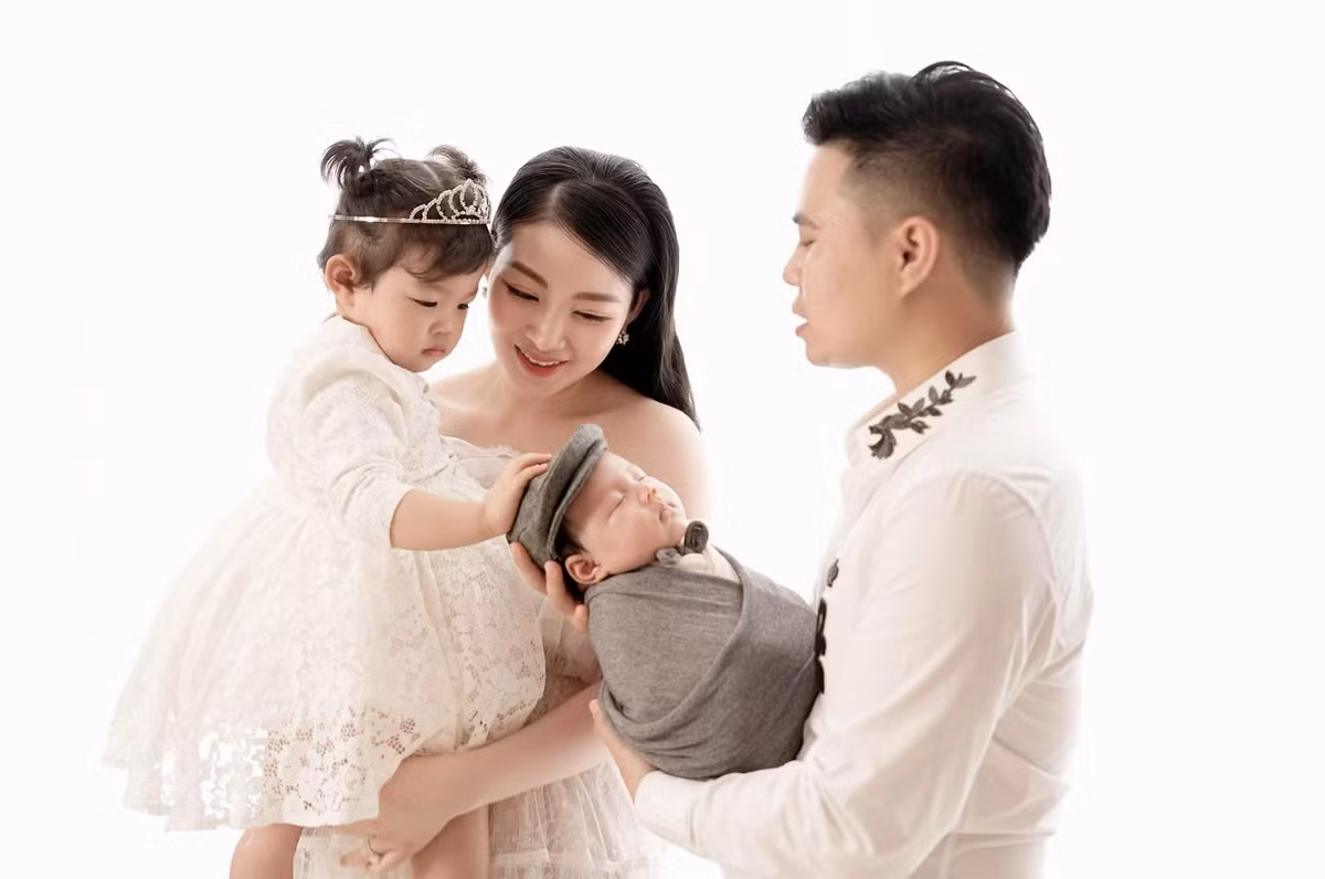 Ở ngoài đời, cô nàng sở hữu nhan sắc xinh đẹp chẳng kém hoa hậu cùng vóc dáng cực kỳ gợi cảm.