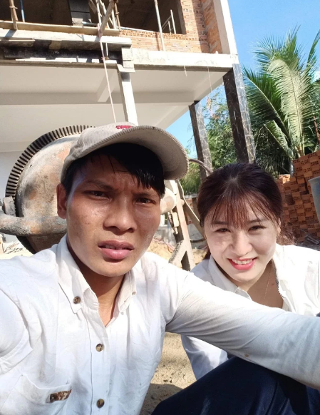 Trước tin đồn này, vợ Youtuber Lộc Fuho đã phải làm video phân trần rằng ba mẹ cô chưa nhờ đỡ được chồng cô chút nào mà ngược lại, cả hai vợ chồng còn phải nhờ đỡ ba mẹ mới đúng.