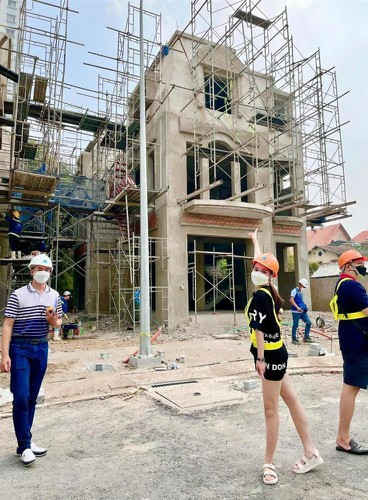 Vợ chồng Nguyễn Quốc Vũ và Đoàn Di Băng nổi tiếng bởi độ chịu chi, từ nhà biệt thự, xe sang đến những món quà xa hoa họ dành tặng nhau.