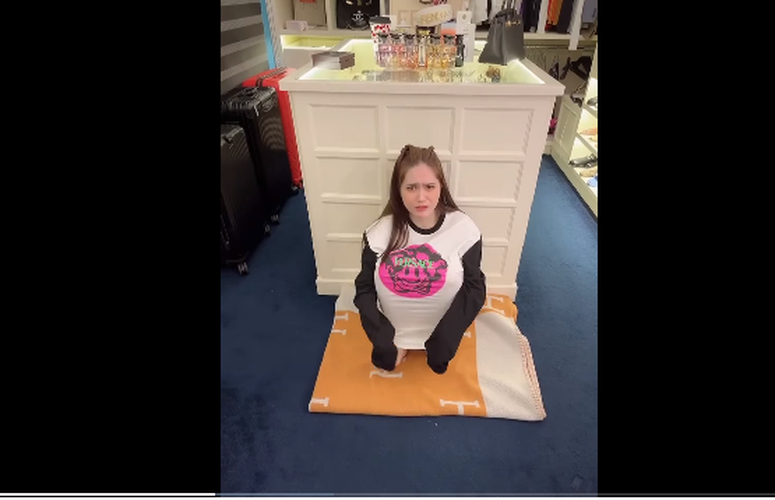 Theo chia sẻ của Di Băng, cách đây 1 ngày cô gặp sự cố rắn bò vào nhà khiến cô không dám xuống lầu để ra ngoài đi ăn. Vì sợ rắn tiếp tục bò từ sân vườn vào nhà, cô đã thuyết phục chồng bán nhà để mua chung cư ở.