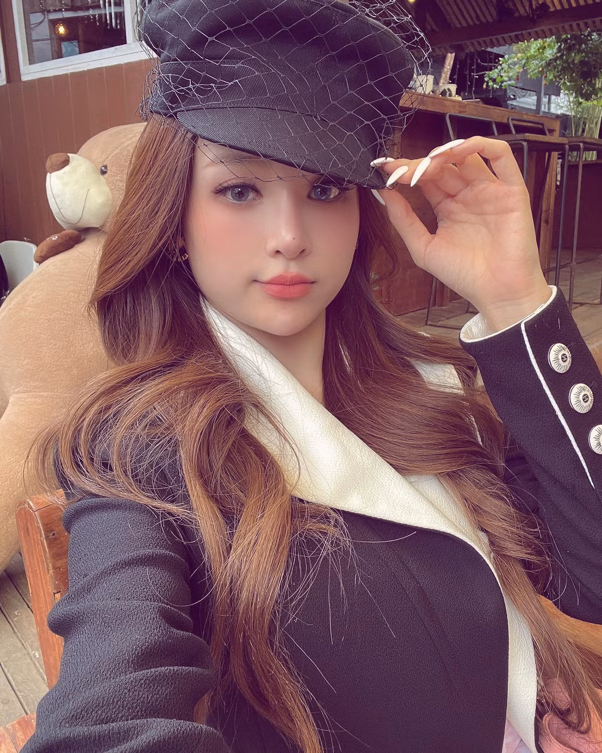 Không chỉ động chạm "dao kéo" trên cơ thể, Huyền Baby còn khiến hội chị em xuýt xoa với chiếc cằm ngày càng thon gọn, sống mũi cao nhìn rất Tây nhờ thẩm mỹ.