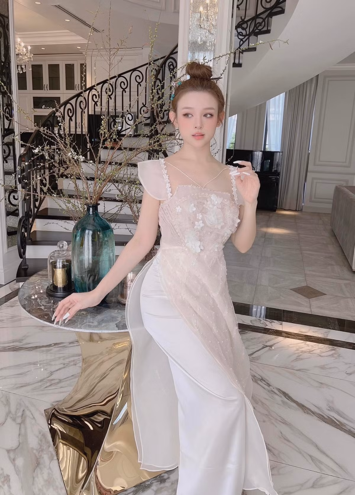 Có lẽ cũng vì quá lạm dụng công nghệ thẩm mỹ mà hot girl ngày nào làm người hâm mộ nhận không ra, bởi gương mặt của Huyền Baby ngày càng đơ cứng, không khác gì tượng sáp.