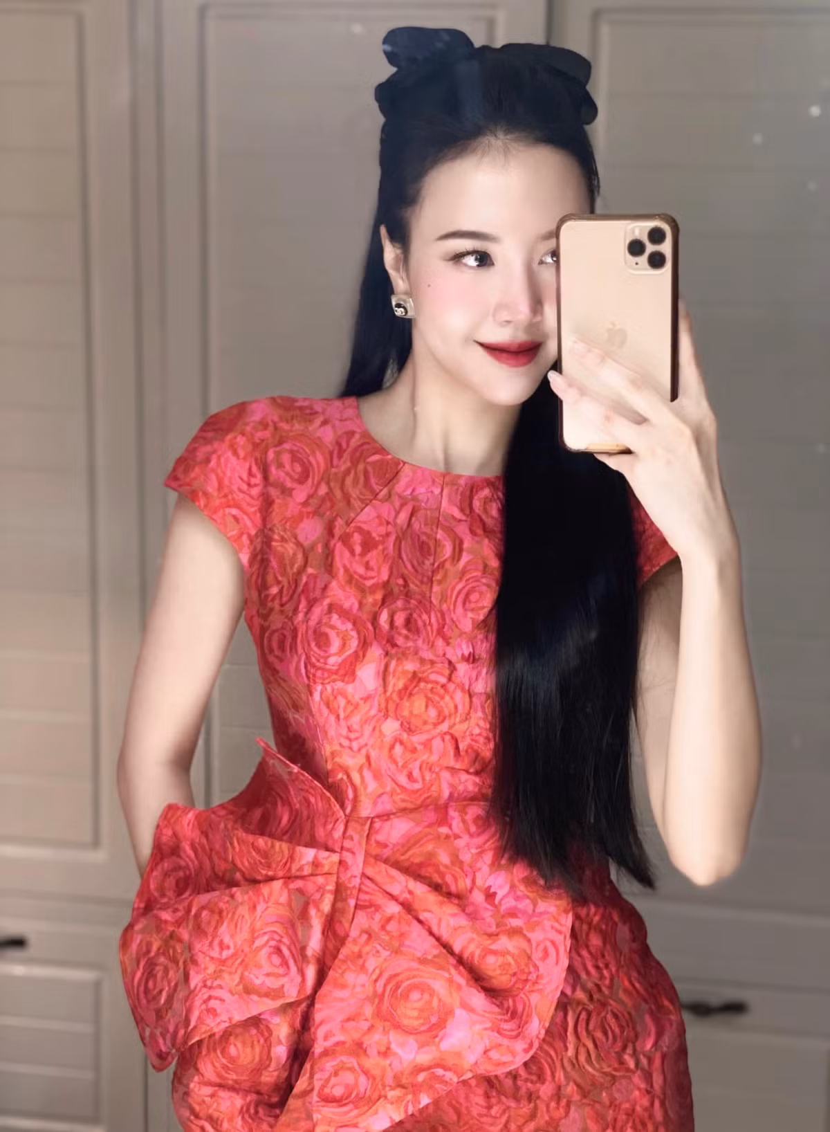 Hiện tại không theo đuổi nghề, thế nhưng người đẹp sinh năm 1992 vẫn được cư dân mạng nhắc đến nhờ sắc vóc quyến rũ không hề mai một.