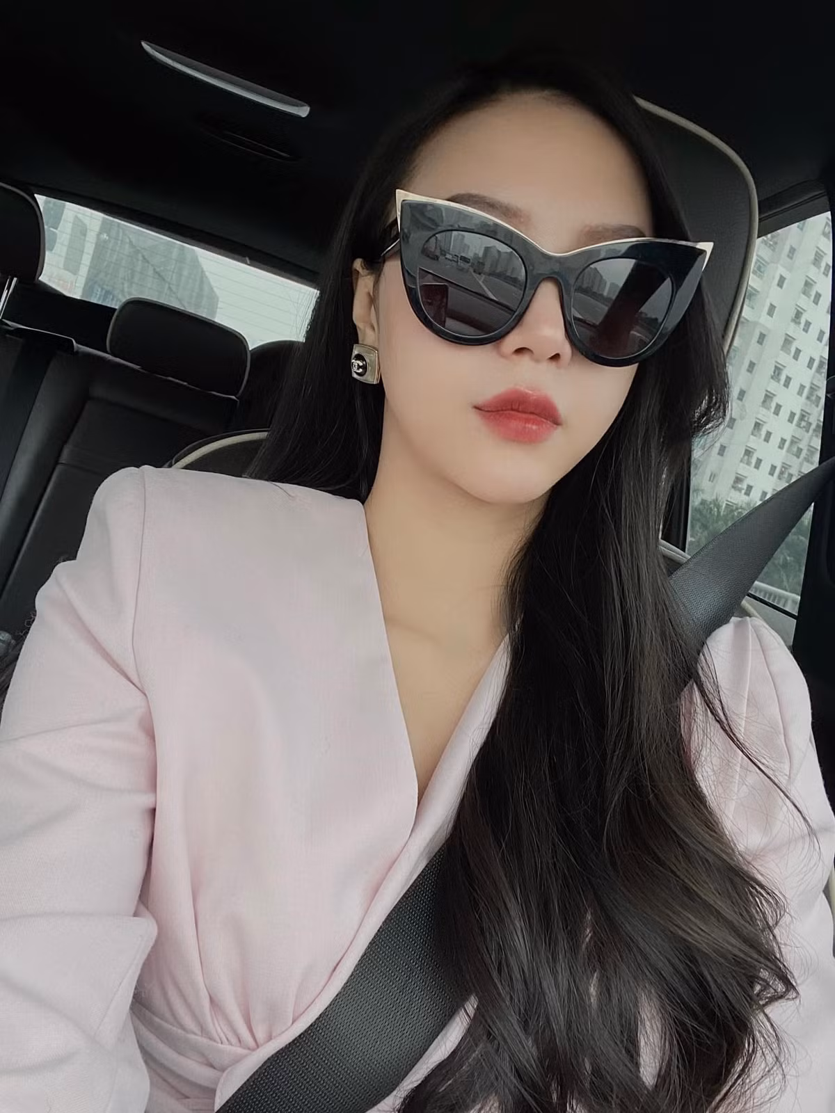 Cuu tiep vien hang khong bo nghe van gay me voi ve quyen ru