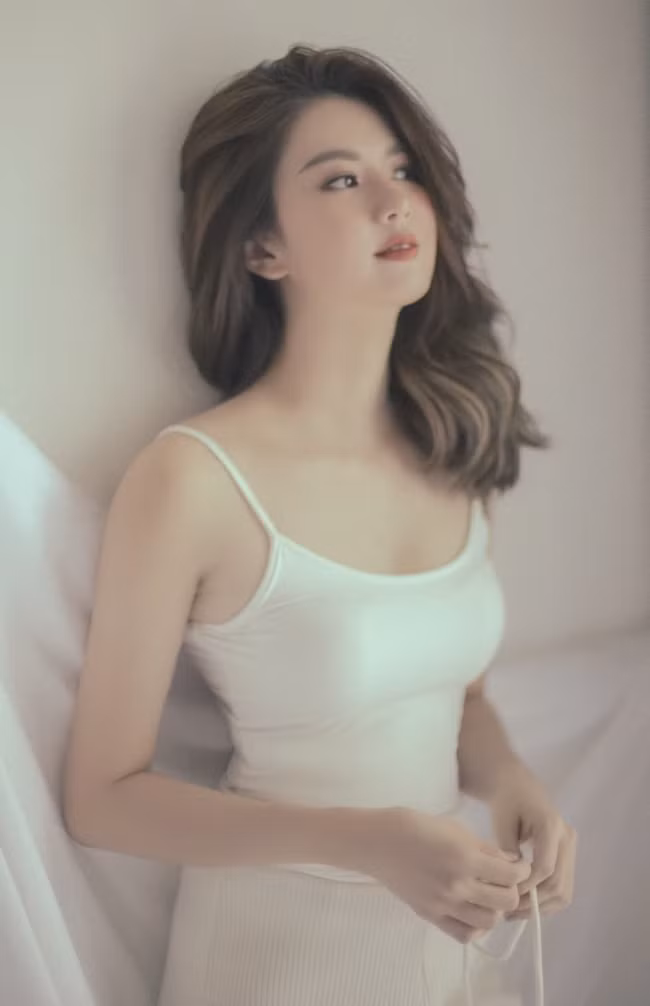 Ngoài Vũ Ngọc Châm, Lạc Thảo Vy cũng là cựu tiếp viên hàng không nổi tiếng khi có được thân hình nuột nà, nhan sắc đẹp không tì vết.