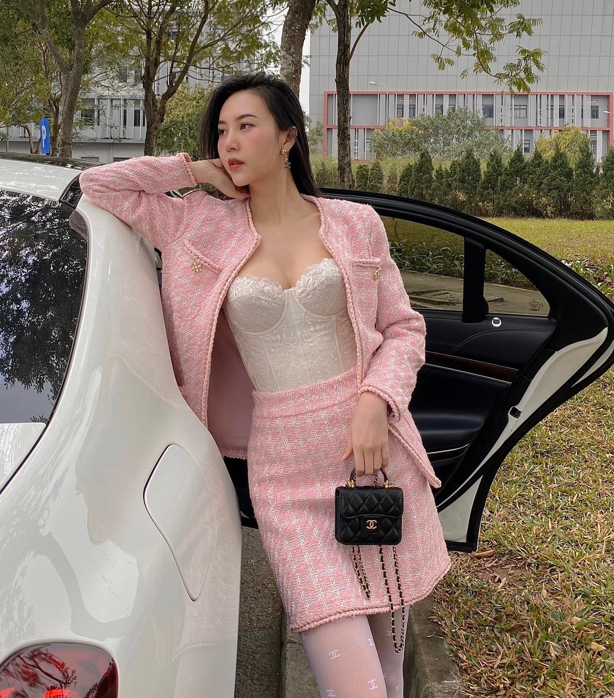 Cô nàng còn từng được gọi "hoa khôi ngành hàng không" nhờ sở hữu thân hình gợi cảm nhất kể cả khi rời bộ đồng phục bay.