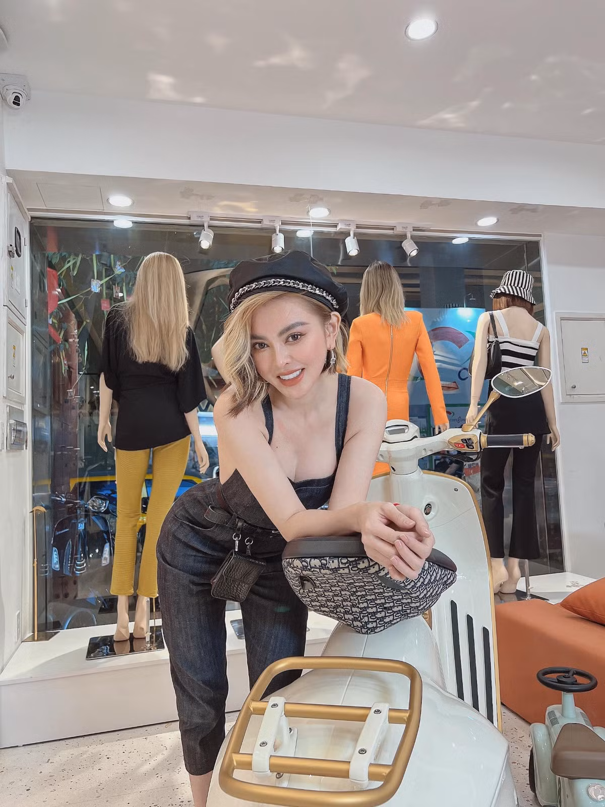 Trước những lời so sánh của cư dân mạng giữa cô và Di Băng, mới đây Trang Nemo đã chính thức lên tiếng. Cô cho biết mình và nhà Đoàn Di Băng không quen nhau. Với Trang Nemo, mọi sự so sánh đều là khập khiễng.