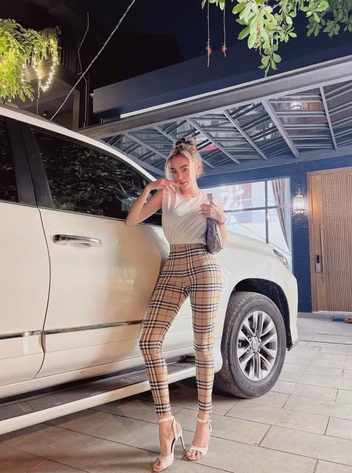 Một số siêu xe mà hot girl này sở hữu phải kể đến như Porsche 718 Cayman (có giá bản tiêu chuẩn là 3,6 tỷ đồng) hay chiếc SUV hạng sang Mercedes-AMG G 63 (giá lăn bánh ước tính 10 tỷ đồng). Ảnh: Tổng hợp