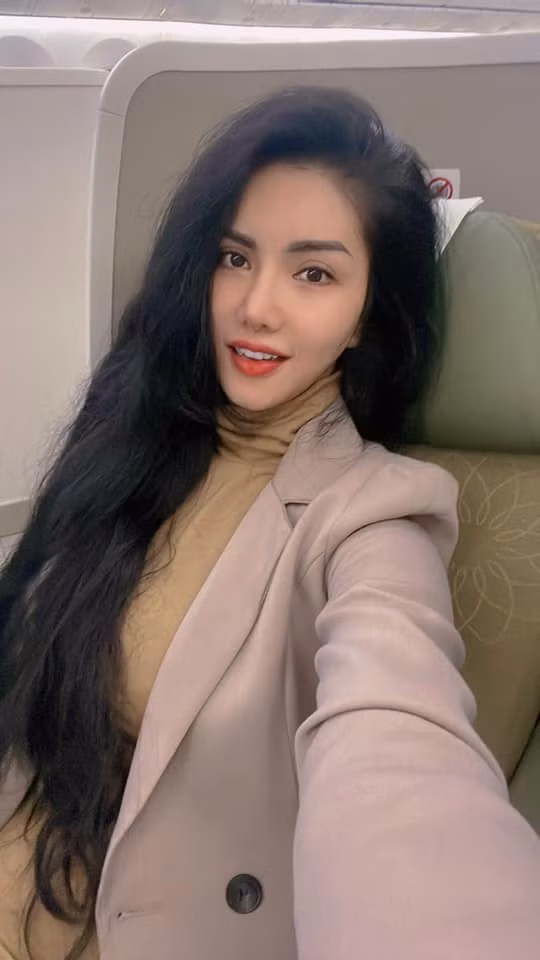 Người đẹp đam mê kinh doanh bất động sản và thiết kế nội thất. Cô dự định mở công ty thiết kế nội thất.