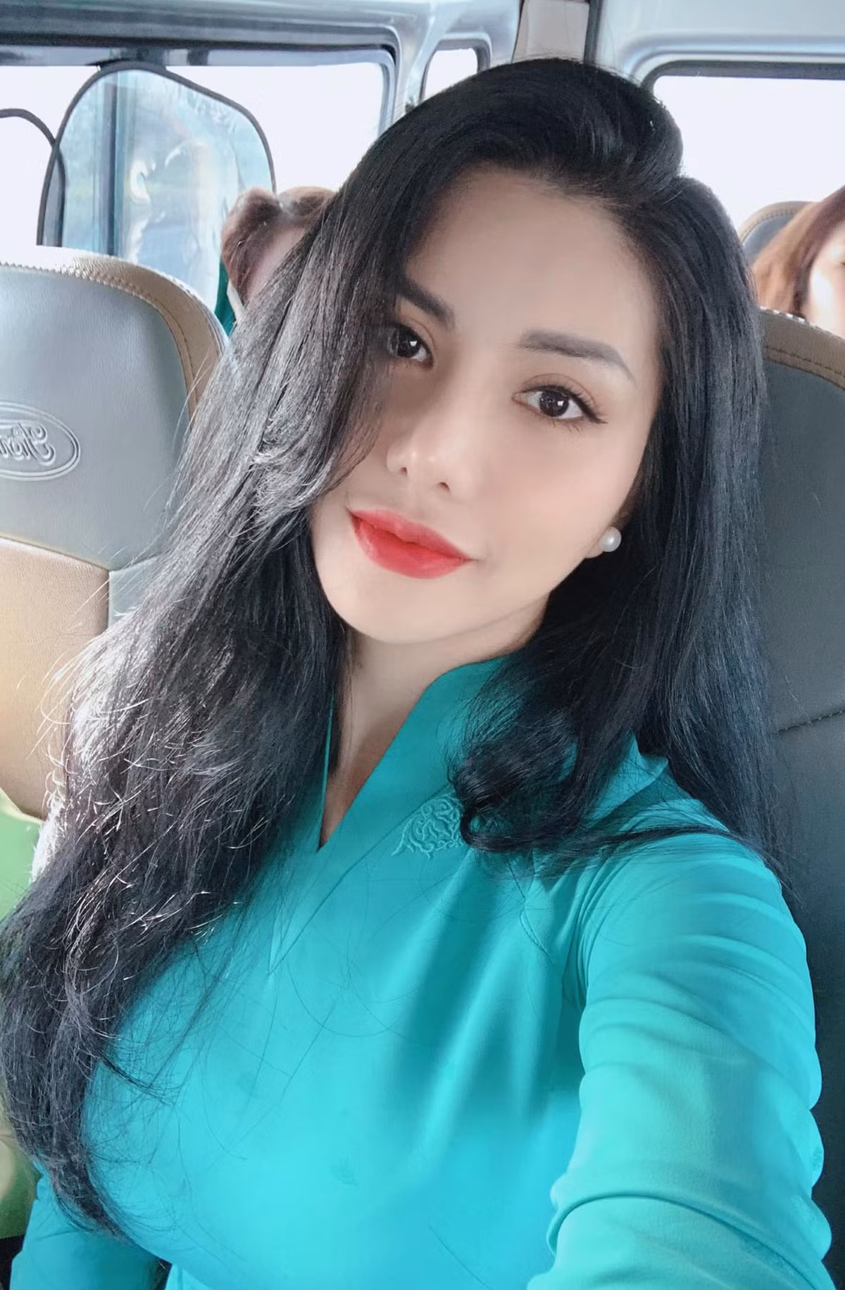 Loan Vương luôn nằm trong top cao của các cuộc thi nhờ thân hình quyến rũ, gương mặt xinh đẹp và thông thạo nhiều thứ tiếng. Chính vì thế mà cô được nhiều người ưu ái với tên gọi "hoa hậu hàng không".