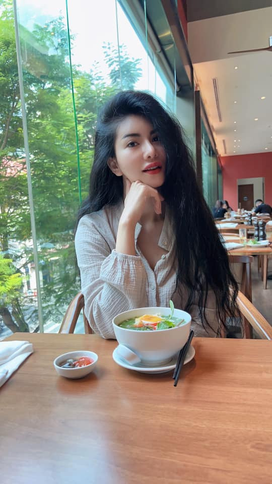 Ít ai biết, Loan Vương đã từng đổ vỡ hôn nhân, một lần sinh nở và gặp nhiều khó khăn khi tăng tới 27kg, bị trầm cảm sau sinh.