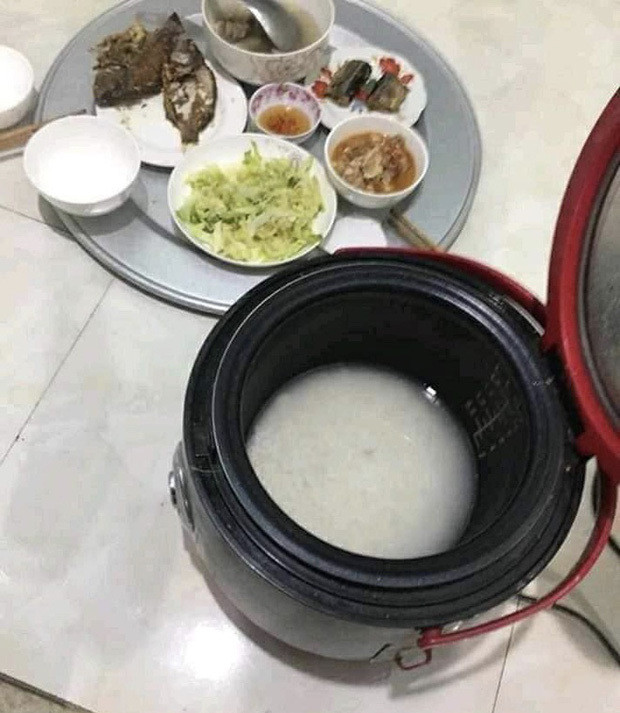 Không chỉ bữa cơm mà cả không khí gia đình cũng được “bế” đi luôn theo nút bấm này.