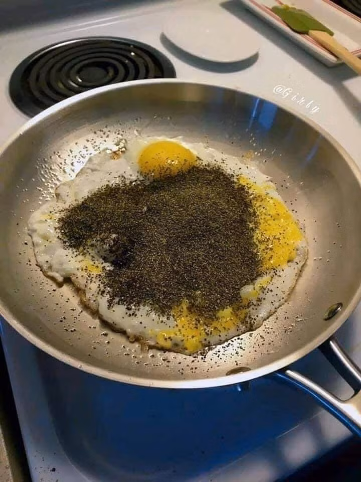 Trên MXH đã không ít lần có những bức ảnh ghi lại những khoảnh khắc thức ăn đến miệng nhưng vẫn tanh bành được chia sẻ rầm rộ, khiến ai cũng ngán ngẩm.