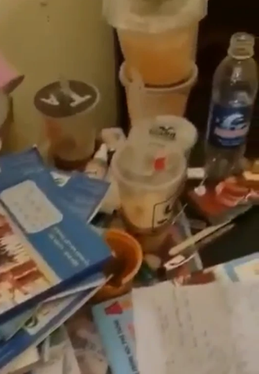 Điều kinh khủng nhất phải kể đến nhà vệ sinh. Khi ông bố bước chân vào đây, quần áo con gái vứt la liệt, từ bồn rửa mặt đến bồn cầu đều bị tắc nghẽn bởi đủ thứ vật dụng khác nhau.