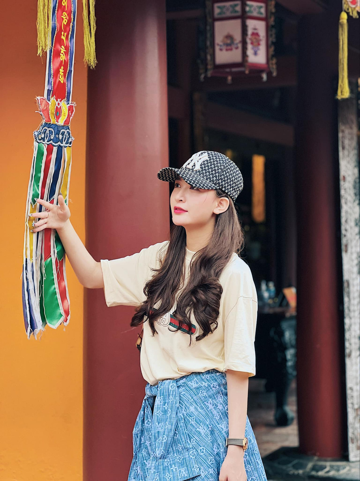 Mới đây, hot girl Thư Vũ đăng loạt ảnh đi chùa Hương. Trong ảnh, Thư Vũ mặc áo phông khoác ngoài áo sơ mi phối với quần jean rách.