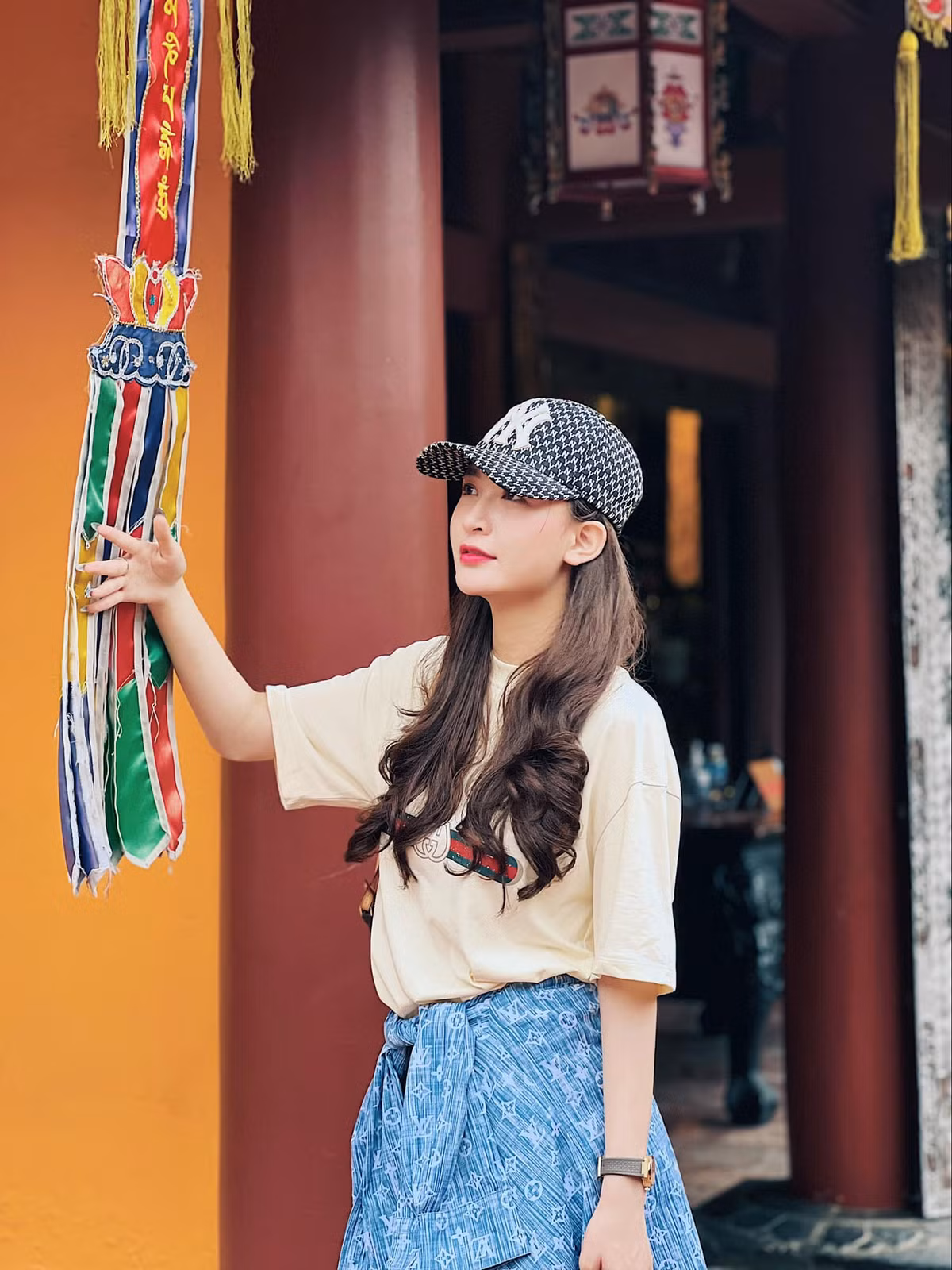 Mới đây, hot girl Thư Vũ đăng loạt ảnh đi chùa Hương. Trong ảnh, Thư Vũ mặc áo phông khoác ngoài áo sơ mi phối với quần jean rách.