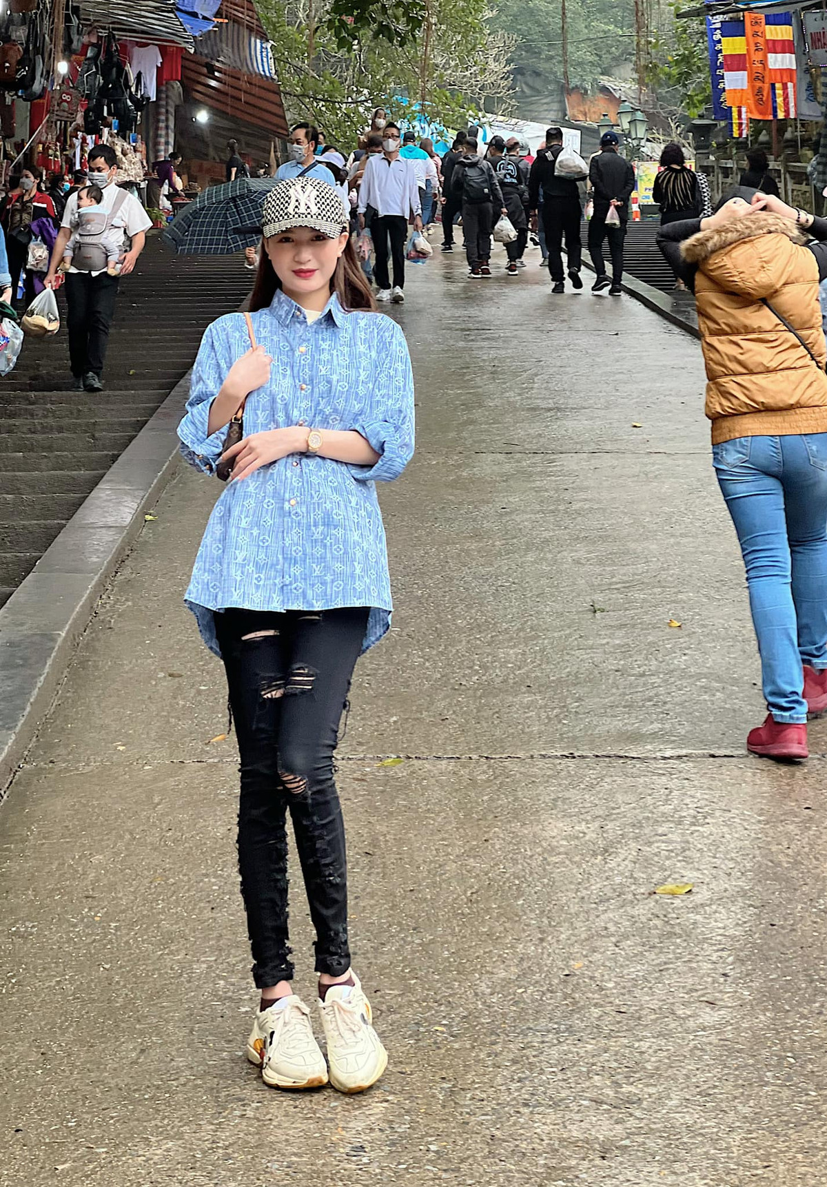 So với gu thời trang thường ngày, Thư Vũ mặc khá kín đáo và được cư dân mạng khen ngợi nhan sắc ngày càng thăng hạng.