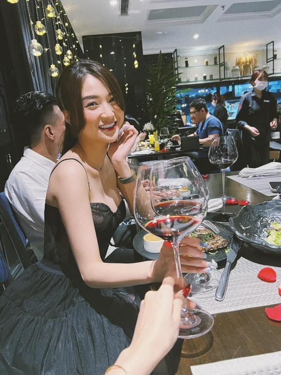 So với việc thường xuyên diện những trang phục bikini, hở bạo như trước đây thì hiện tại Thư Vũ đã kín đáo và nhẹ nhàng hơn rất nhiều.