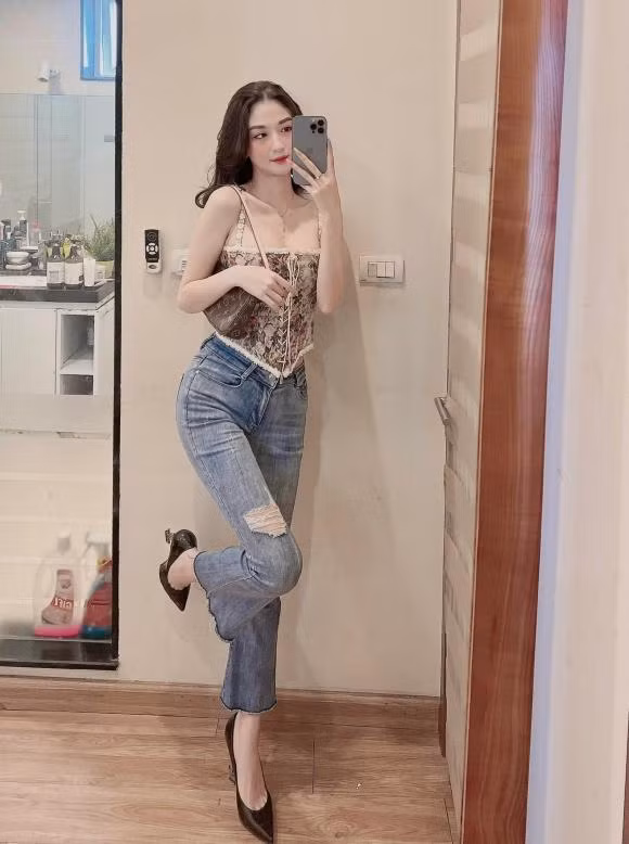 Cô vẫn ghi điểm trong mắt khán giá nhờ thần sắc rạng rỡ, lan tỏa nguồn năng lượng tích cực đến mọi người.