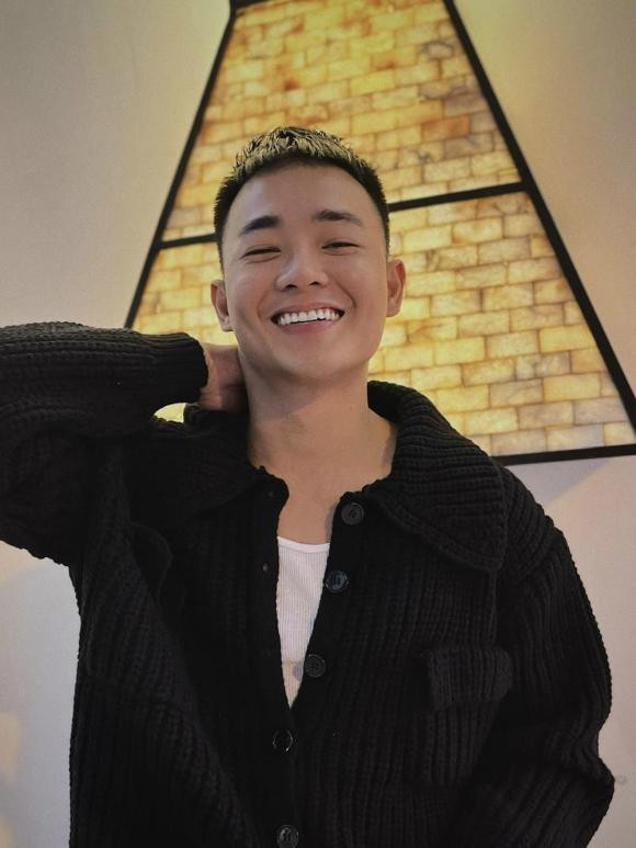 Anh Tú từng từng đăng quang "Cười xuyên Việt". Sau cuộc thi, Anh Tú nhận được nhiều lời mời đóng phim, MV,...