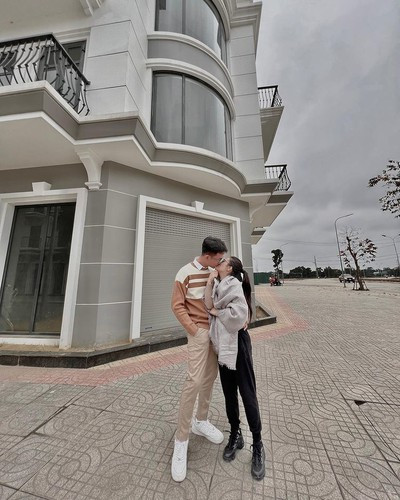 Ngoài những bức ảnh tình tứ, dịp Tết Nguyên đán vừa qua, đàng trai còn lặn lội từ TP HCM về tận Nghệ An, chúc tết gia đình bạn gái.