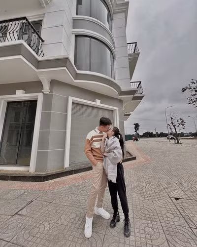 Ngoài những bức ảnh tình tứ, dịp Tết Nguyên đán vừa qua, đàng trai còn lặn lội từ TP HCM về tận Nghệ An, chúc tết gia đình bạn gái.