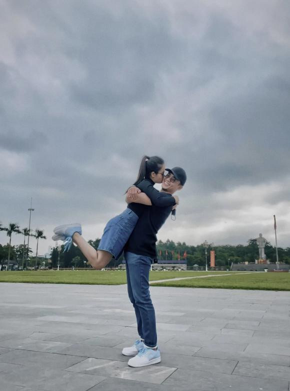 Mới đây, trong một lần phỏng vấn báo chí diễn viên Anh Tú lên tiếng xác nhận sắp đám cưới với "cô chủ tiệm nail" Huyền My. Thông tin này đang được người hâm mộ đặc biệt quan tâm, hóng từng ngày cặp đôi về chung một nhà.