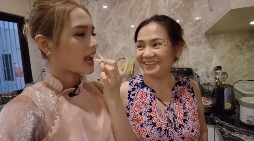 Dù thuần Việt 100%, nhưng người đẹp sinh năm 2002 lại khiến mọi người trầm trồ vì các đường nét gương mặt như con lai khi sở hữu mắt hai mí to tròn, sống mũi cao, đôi môi trái tim và làn da trắng không kém hot girl lai nào.