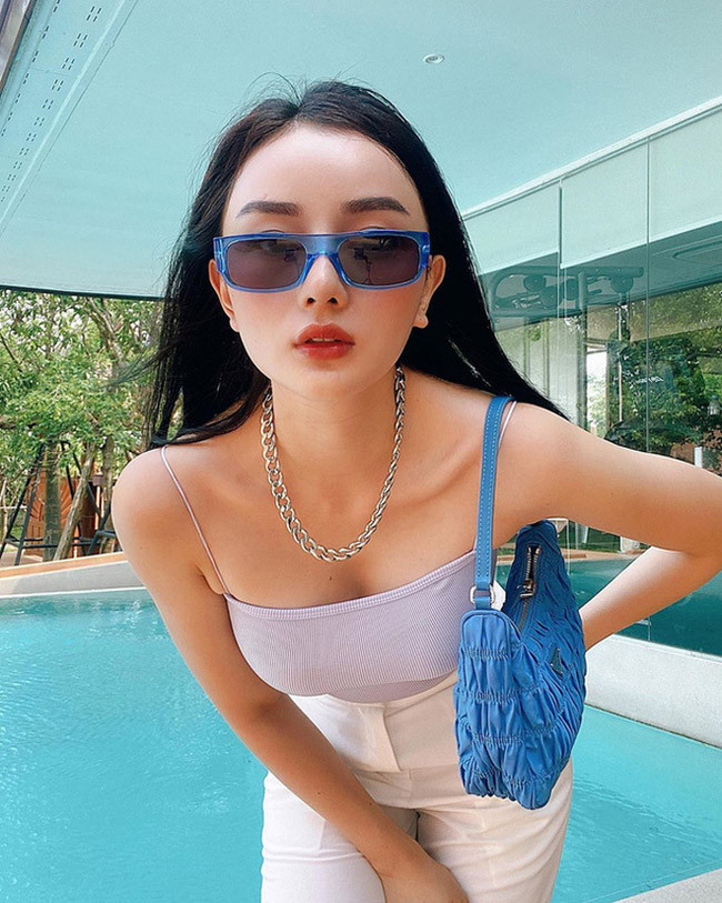 Riêng căn bếp được chồng cô đầu tư cho vợ lên đến 3,7 tỷ đồng tiền nội thất. Ngoài ra, hot girl còn sở hữu nhiều siêu xe sang trọng, hàng hiệu đắt đỏ và thường xuyên có những chuyến du lịch bên chồng đại gia.