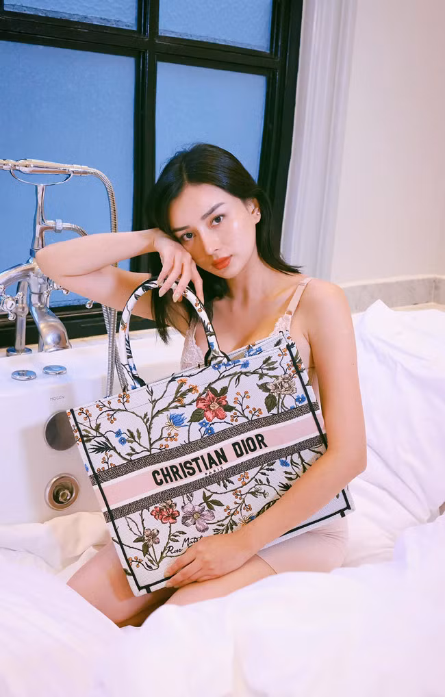 Ngoài Xoài Non, hot girl thẩm mỹ Angela Chu cũng là nàng dâu hào môn được chồng và nhà chồng yêu chiều hết mực.