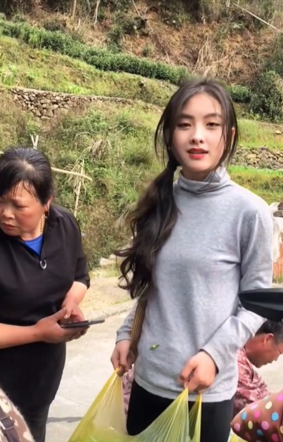 Được biết, cô gái vùng cao trong đoạn clip là Bùi Thị Tuyết Linh đến từ Tuyên Quang. Tuyết Linh đã đăng tải video ghi lại cảnh mình cùng bạn bè, hàng xóm lên núi hái chè rồi mang đi bán.