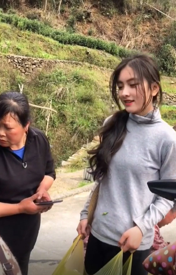 Nàng hot girl vùng cao này sinh năm 2000, vẻ đẹp khi lao động của cô khiến ai nhìn qua cũng mê mẩn.