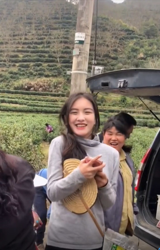 Trong video đăng tải lên mạng xã hội, Tuyết Linh đang chăm chú hái chè, đóng chè cùng bà con. Đoạn video đã nhanh chóng chạm mốc 2,1 triệu view.