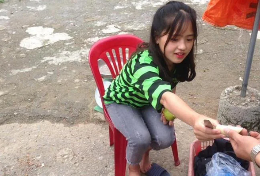 Cô gái Vàng Thị Sinh cũng là hot girl vùng cao từng nổi đình đám vào cuối năm 2018 khi ngồi bán lê ven đường.