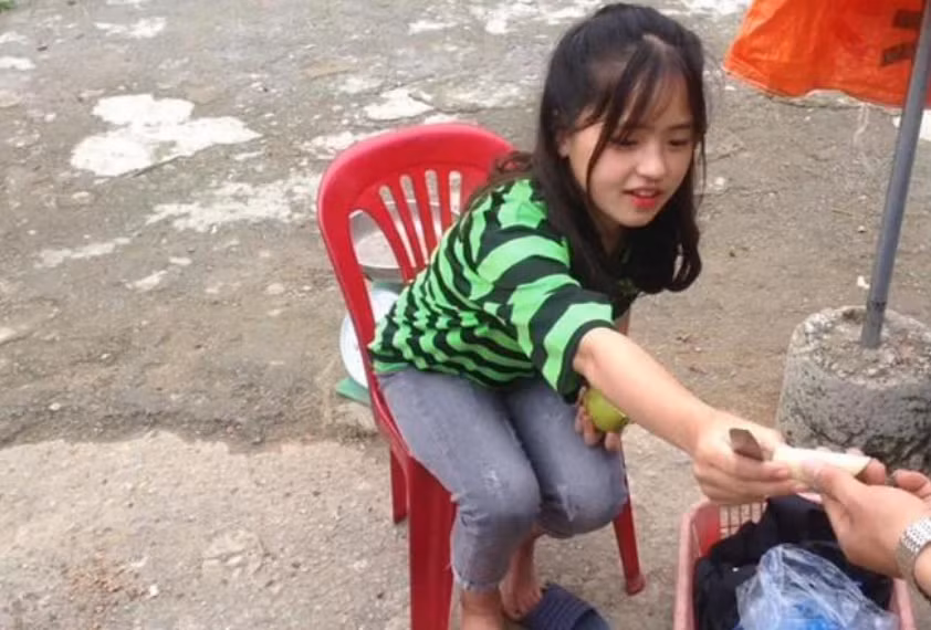 Cô gái Vàng Thị Sinh cũng là hot girl vùng cao từng nổi đình đám vào cuối năm 2018 khi ngồi bán lê ven đường.