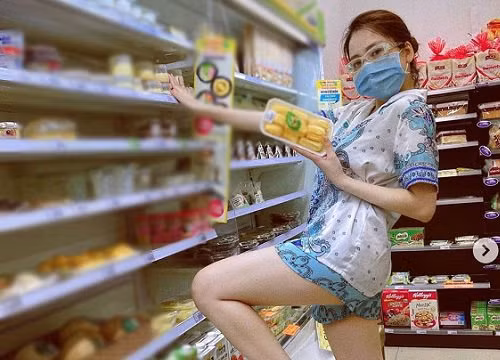 Trước đó Trâm Anh từng gây tranh cãi khi đăng tải hình ảnh mặc đồ ngủ tạo dáng trong siêu thị. Hành động và trang phục tại nơi công cộng của cô lại bị chỉ trích khá nhiều.