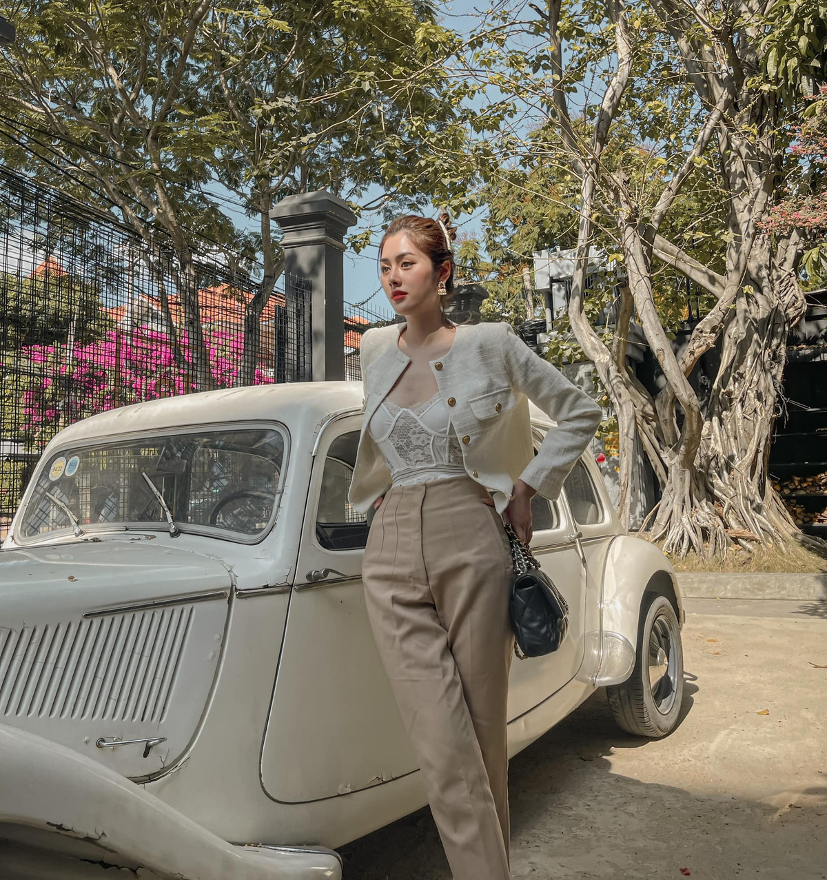 Đặc biệt, càng ngày cô càng trở nên táo bạo, quyến rũ và nóng bỏng hơn.