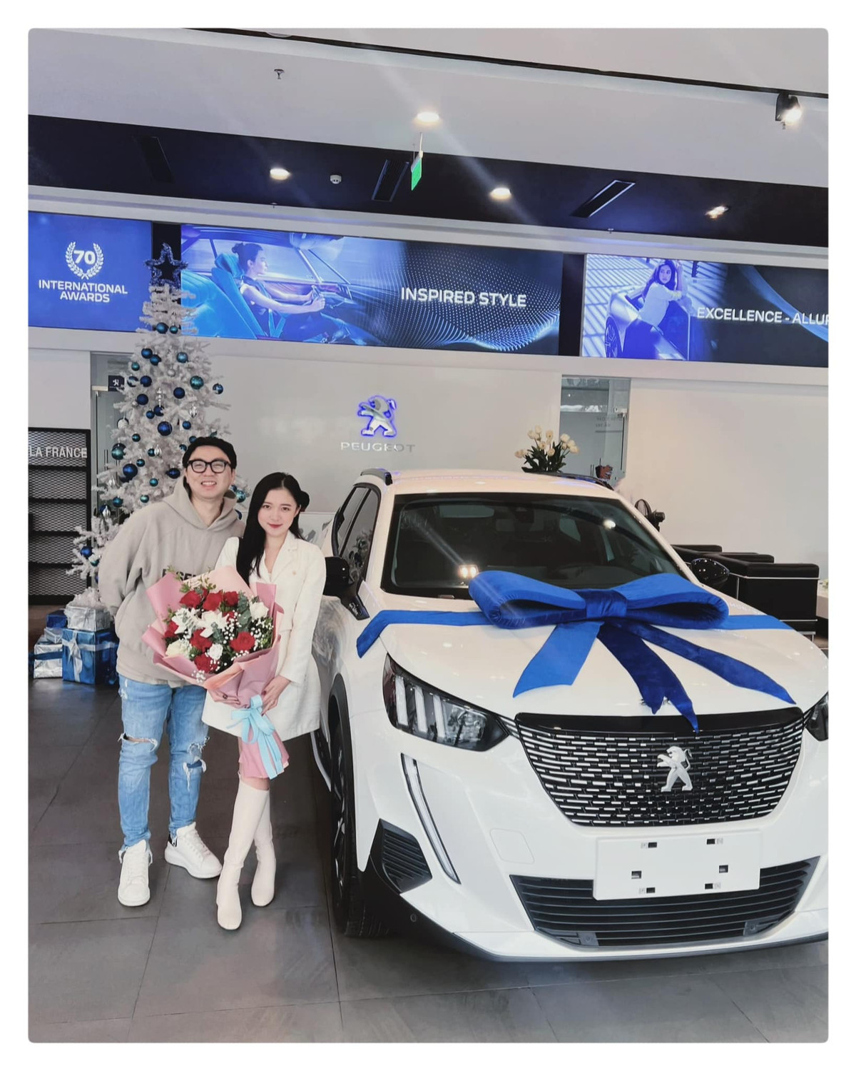 Vừa kết hôn được vài tháng, MC Phương Thảo khoe trên trang cá nhân việc vợ chồng cô mới tậu xe hạng sang. Được biết, chiếc xe thuộc thương hiệu Peugeot, có giá trị khoảng 800 triệu đồng.