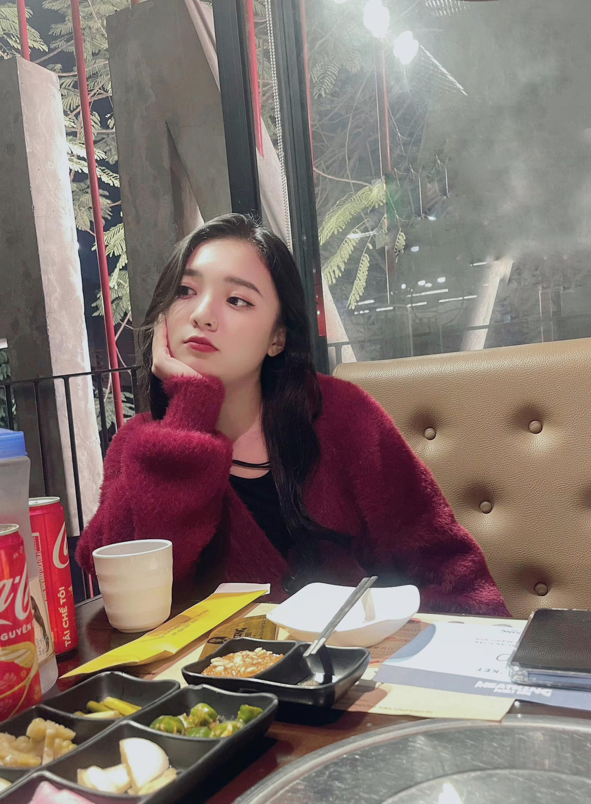 Nữ MC 9x nhận được nhiều lời khen cho diện mạo xinh đẹp. Phương Thảo có chiều cao khiêm tốn, "ba mét bẻ đôi" thế nhưng lại có cơ thể khá cân đối.