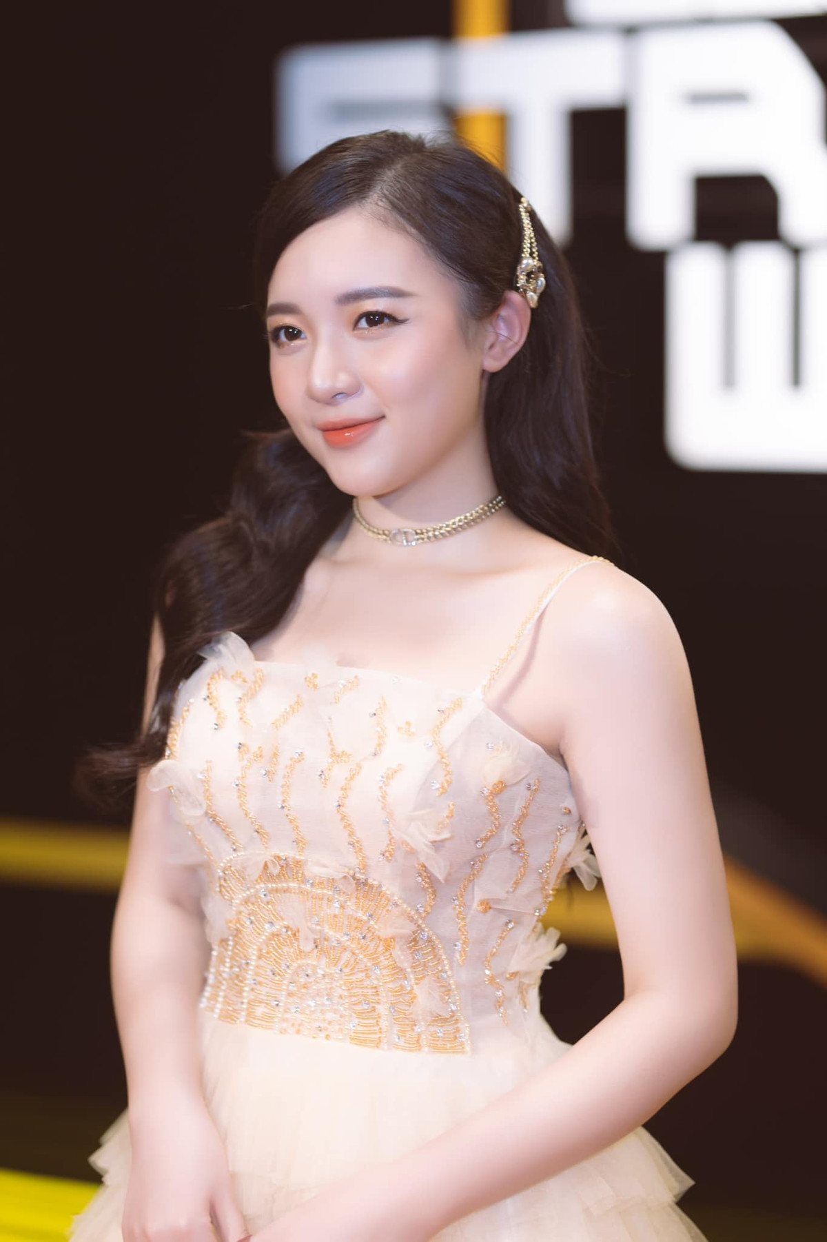 Mặc dù không sở hữu chiều cao mơ ước nhưng nữ MC xinh đẹp Phương Thảo vẫn gợi cảm, tự tin diện lên mình trang phục tôn dáng.