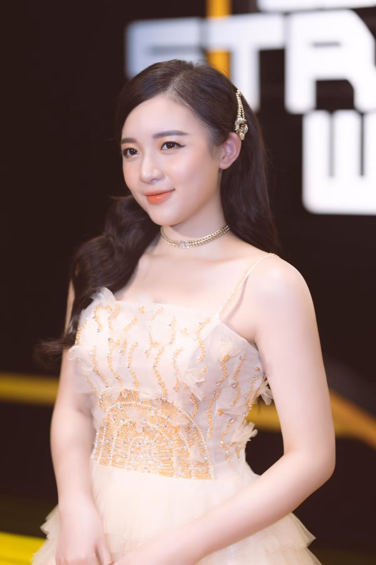 Mặc dù không sở hữu chiều cao mơ ước nhưng nữ MC xinh đẹp Phương Thảo vẫn gợi cảm, tự tin diện lên mình trang phục tôn dáng.