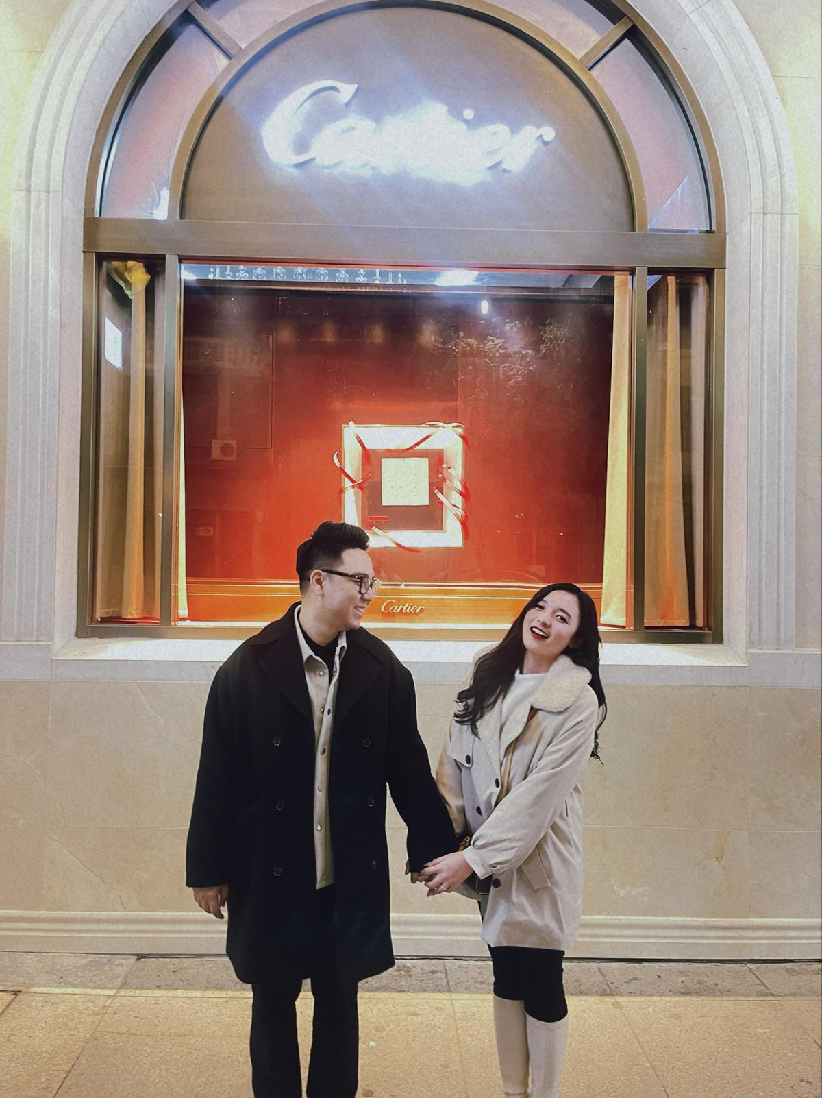 Sau hai năm yêu nhau, MC Vũ Phương Thảo quyết định kết hôn ở tuổi 24 cùng bạn trai đồng nghiệp khiến nhiều người bất ngờ.