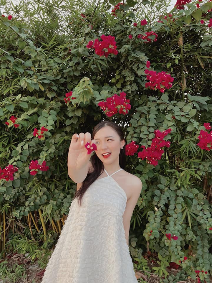 Sau hôn nhân, nữ MC xinh đẹp này nhận được sự quan tâm của công chúng, đặc biệt cuộc sống đáng ngưỡng mộ của cô càng làm fans thêm tò mò.