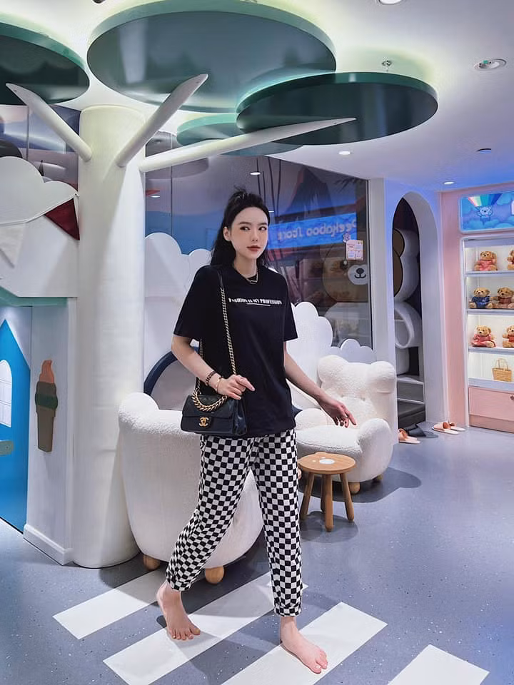 Ngoài ra, Vân Tiny còn được chồng đại gia yêu chiều hết mực. Fabo Nguyễn được ngưỡng mộ khi thường xuyên đưa vợ cùng bố mẹ vợ đi du lịch nước ngoài, hưởng thụ cuộc sống xa hoa ở Singapore, Hàn Quốc, Nhật Bản, Dubai và mua sắm hàng hiệu không tiếc tay. Ảnh: Tổng hợp