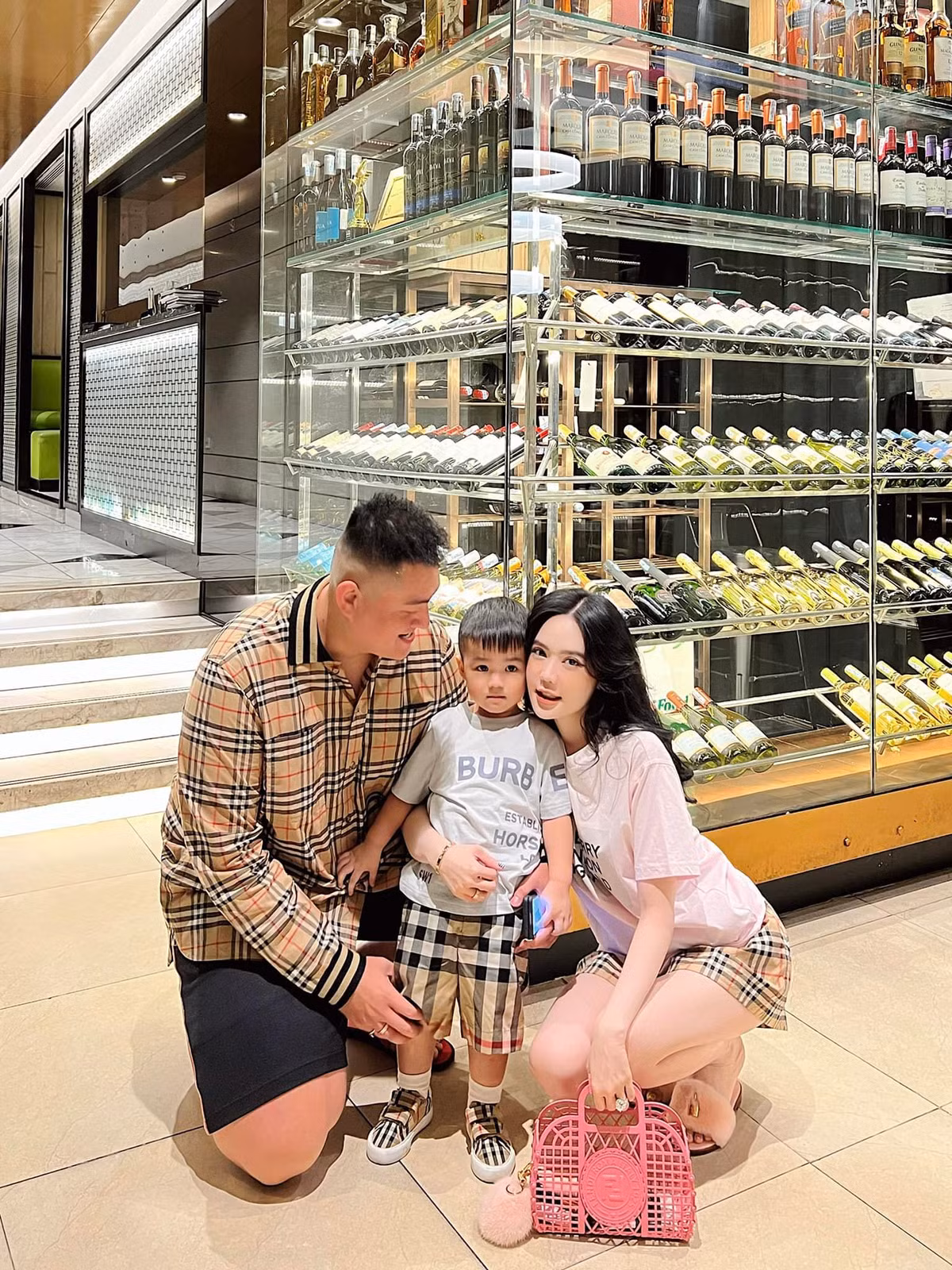 Làm vợ của một rich kid kiêm tài phiệt đời thứ 2 đình đám như vậy, hot girl sinh năm 1992 không nghi ngờ gì chính là đại diện của dàn dâu hào môn trong truyền thuyết.