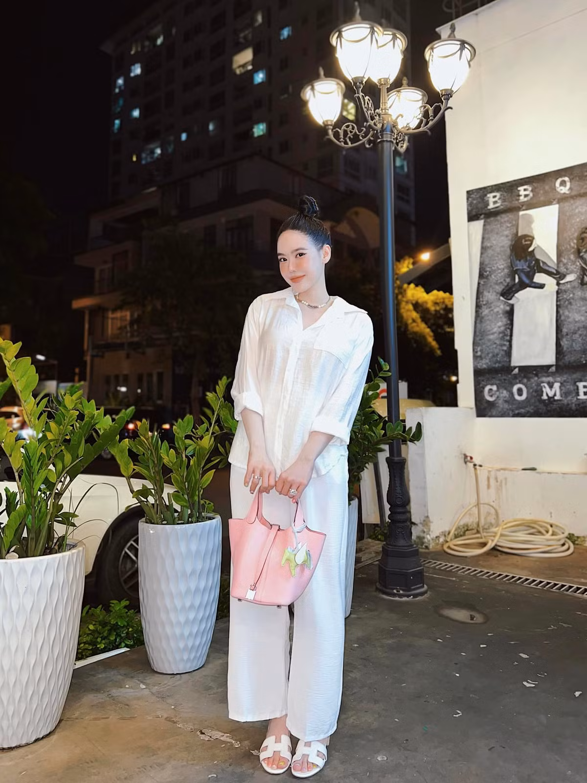 Người đẹp Sài thành còn được ngưỡng mộ bởi cuộc sống sang chảnh nhiều người mơ ước.