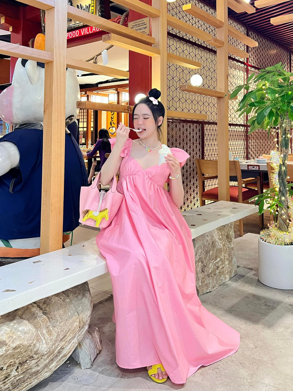 Con dâu "ông trùm" điện tử Sài thành cũng được mến mộ bởi thân hình 3 vòng đâu ra đấy, dù Vân Tiny cao chưa tới 1m6.