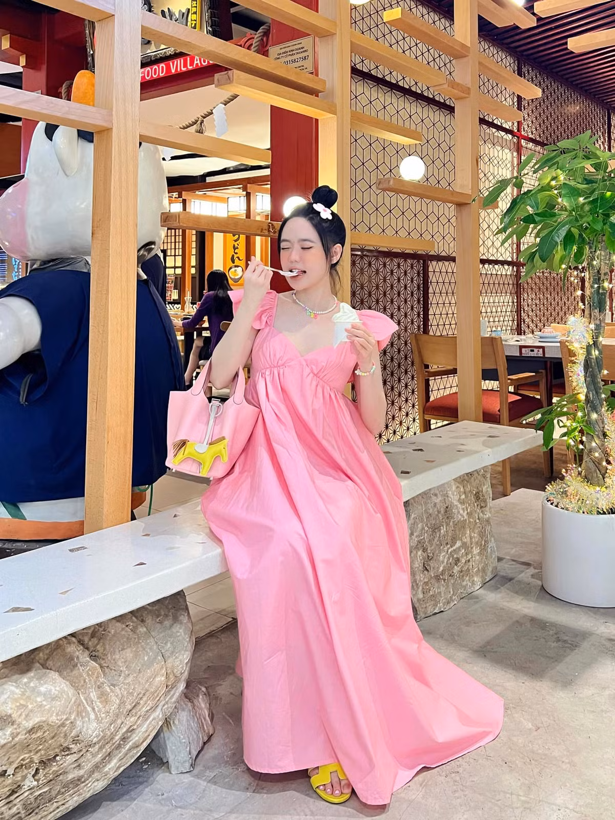 Con dâu "ông trùm" điện tử Sài thành cũng được mến mộ bởi thân hình 3 vòng đâu ra đấy, dù Vân Tiny cao chưa tới 1m6.