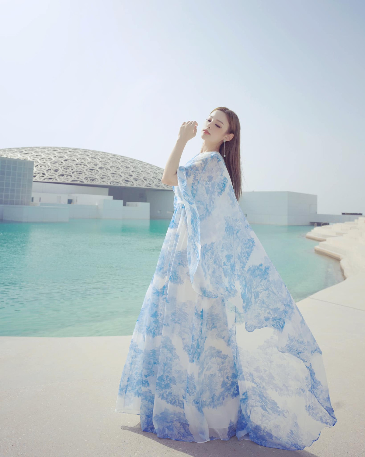 Sau khi lên kết hôn với ông xã đại gia, cô chuyển vào TP HCM sinh sống và làm việc.